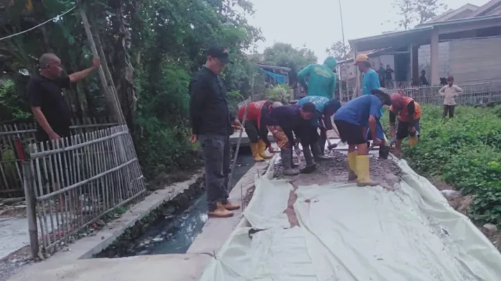 Jalan Cor Beton di Desa Sukra Wetan Mulai Dibangun, Warga Gembira